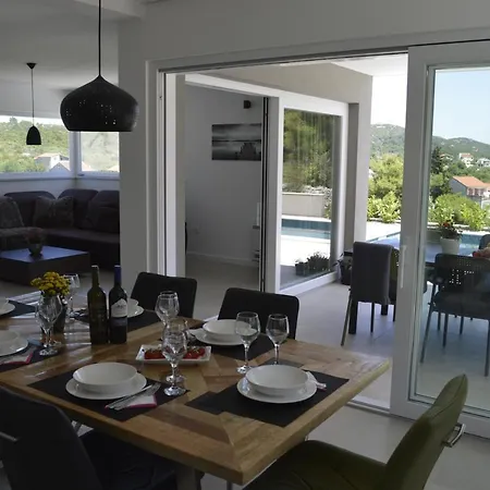 M Villa *